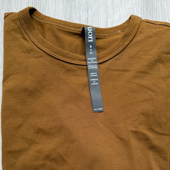 Vuori Short Sleeve Feather Classic Tee NWT - Picture 5 of 5